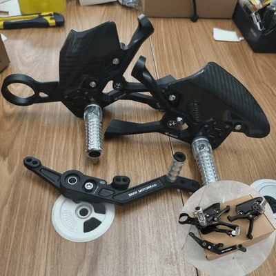 Juego de estriberas traseras ajustables de fibra de carbono para BMW M1000RR S1000RR 2019-2025 Foto 1 de 4