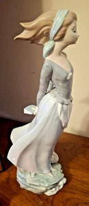 Lladro Figur 14,25" HOCH MEERESBRISE DAME MÄDCHEN MIT BLUMEN, BUCH #4922 - Bild 1 von 5