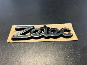 EMBLEMA SIGLA MODELLO ZETEC CROMATO FORD FIESTA 99-06 FOCUS 98-05 MONDEO 99-00 - Imagen 1 de 3