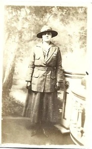 Líder Girl Scout de Ohio temprano en uniforme; bonito RPPC de estudio de los años 1912-20 - Imagen 1 de 1