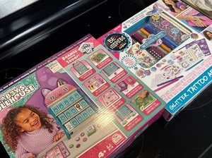 Gabby’s Dollhouse, Games HQ Checkers Tic Tac Toe & Be Inspired Glitter Tattoo - Picture 1 of 3