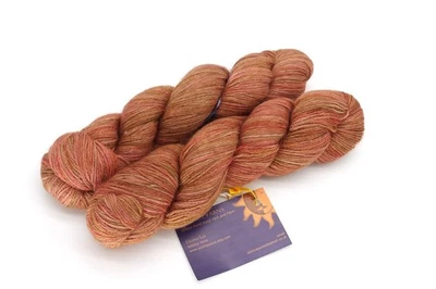 Dos (2) Hilos de solsticio teñidos a mano de 4 capas Hanks of Tamusi en manzanas rusas Foto 1 de 4