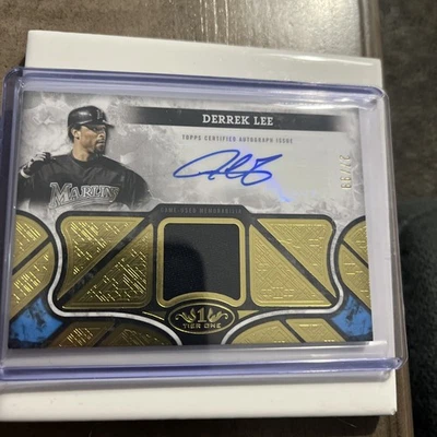 Tarjeta parche autógrafo Derrek Lee Topps Tier One 2025 27/99. Foto 1 de 4