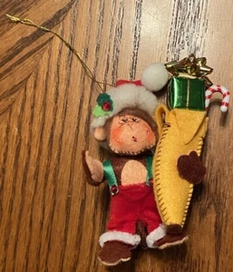 Annalee Affe mit Banane & Weihnachtsgeschenken Ornament Filz Puppe Strumpf Mütze 2008 - Bild 1 von 11
