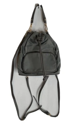 Pequeña mochila color gris, con correas, estilo casual.(3) Foto 1 de 4