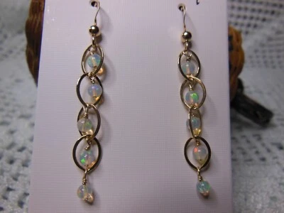 Pendientes de ópalo de fuego etíope rellenos de oro hechos a mano 1,14" Foto 1 de 4