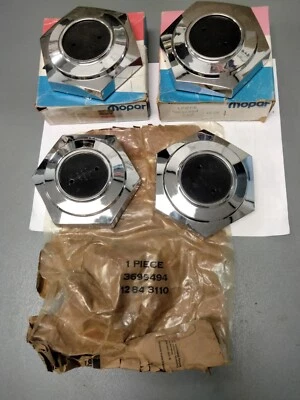 Tapacubos centrales cubierta rueda Mopar NOS (4) 78 Chrysler Cordoba Foto 1 de 3