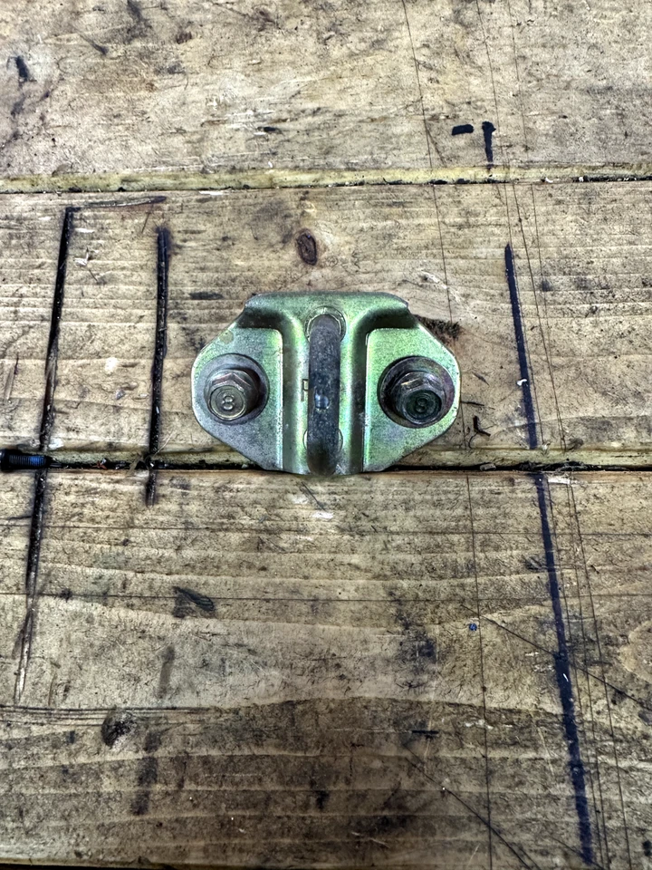 Защелка багажника 99-05 Mazda Miata - Изображение 1 из 3