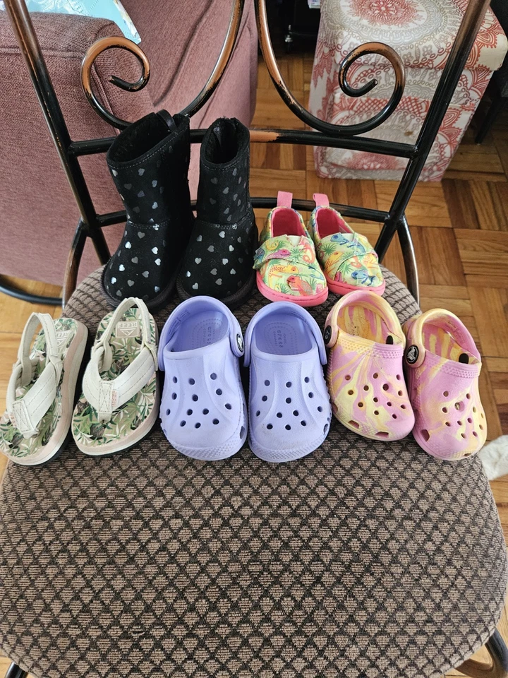Niño pequeño talla 5: zapatos, sandalias y botas (LOTE de 5).  Crocs, Toms, Reef, Gap Foto 1 de 1