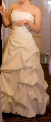 Vestido de Noiva Jasmine Pickup Tamanho 10 com Jaqueta de Renda Personalizada - Imagem 1 de 4