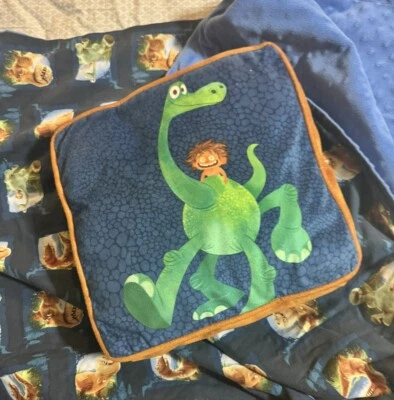 The Good Dinosaur 🦕 Juego de almohadas y mantas (tamaño cama para niños pequeños) Foto 1 de 4