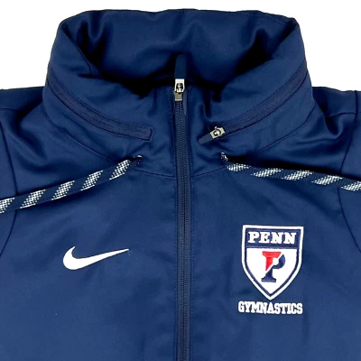 Chaqueta de pista Penn Gymnastics 2020 Ivy League Champions Penn Quakers de Nike MED Foto 1 de 4