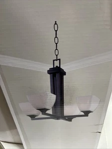 Hampton Bay Mattock Kronleuchter mit 4 Lichtern Bronze-Finish mit Ölschliff  - Bild 1 von 4