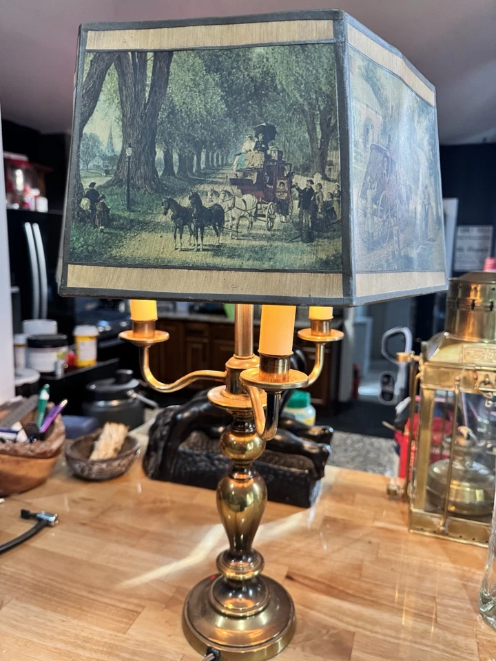 Candelabro vintage de latão com intrincado abajur estilo vitoriano - Imagem 1 de 4