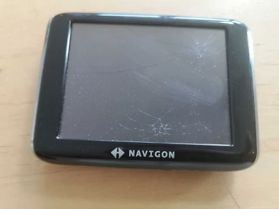 Navigon 2210 Navigationsgerät – Defekt, Riss im Display, Bastlergerät - Bild 1 von 2