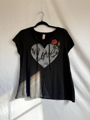 Camiseta Gráfica No Boundaries Love Juniors Grande Negra Cuello Con Cordones Parche Rosa Foto 1 de 4