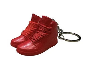 Neu Mini 3D Sneaker Schlüsselanhänger rot mit Ring links und rechts - Bild 1 von 3