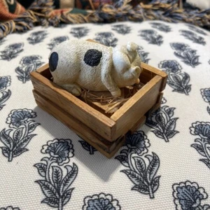 Geflecktes Schwein Figur in Holzkiste - Bild 1 von 6