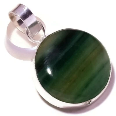 Colgante hecho a mano con superposición de plata de cabujón de fluoruro natural pulido a mano Foto 1 de 3