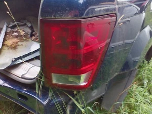 2005-2006 JEEP GRAND CHEROKEE PASSENGER SIDE TAIL LIGHT BRAKE RIGHT HAND - Picture 1 of 1