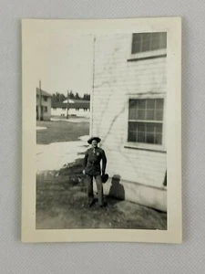 Soldatino In Cappello Di Paglia Esercito Caserma Vintage B&W Fotografia Istantanea 3,25 x 4,5 - Foto 1 di 3