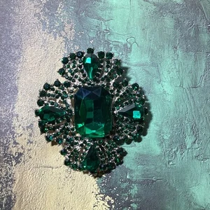 Cross/Qutreflori Stylized Green Rhinestone Brooch Pin 2.5 “ - Picture 1 of 3