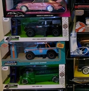 JADA 1973 FORD BRONCO W/GULF GAS PUMP  1:24 scale diecast model NEW Gulf Colors - Picture 1 of 1