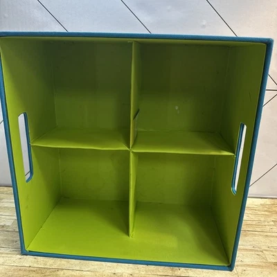 Caja organizadora Rubbermaid verde lima y azul con asas Foto 1 de 4