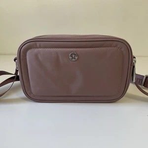 Lululemon Umhängetasche Kameratasche 2L in dusty pink - Bild 1 von 12