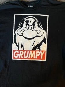 CAMISETA DISNEY GRUMPY 3XL Blancanieves y 7 Enanos XXL NEGRA OBEDECER LOGO ESTILO TEE - Imagen 1 de 7