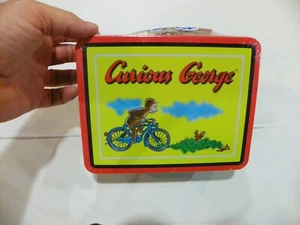 Porta pranzo in metallo latta Curious George On Bicycle buone condizioni 1993 vintage NUOVO - Foto 1 di 8