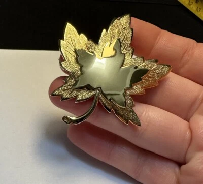 Золотистая брошь на булавке с листом Моне с автографом - Изображение 1 из 4