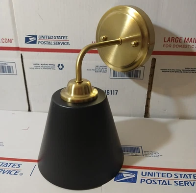 Промышленный настенный бра с абажуром из латуни и черного металла в старинном стиле - Изображение 1 из 4