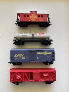 Life Like HO Scale Rolling Stock Lot Of 4 Caboose/ Box/Tank/Stock Car - Picture 1 of 3