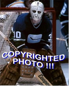 VANCOUVER Canucks Ken LOCKETT #30 HUGS The PIPES vs The BLUES 8X10 NEW!! - Picture 1 of 1