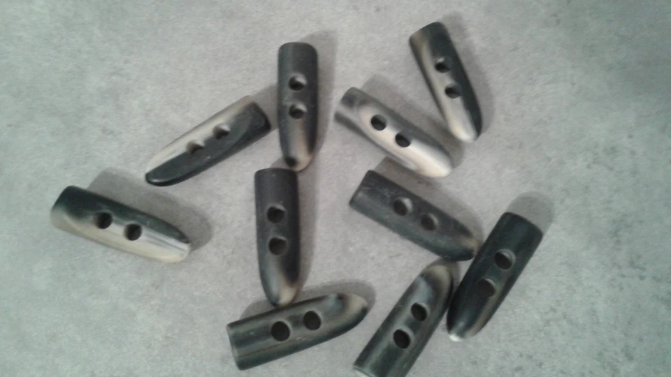 LOT 10 BOUTON RÉSINE CORNE COUTURE MERCERIE GRIS-BEIGE 45mm - Photo 1/1