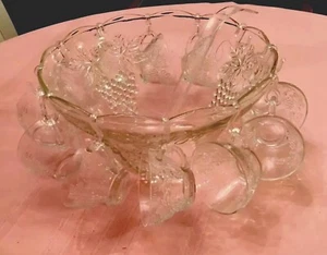 Juego de tazones perforadores Anchor Hocking de vidrio prensado diseño de uva 12 tazas + cucharón portadores - Imagen 1 de 8