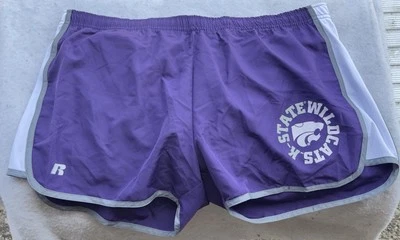 Shorts esportivos femininos K-State Wildcats Russell - Imagem 1 de 3