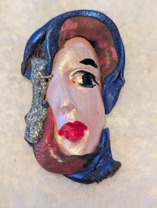 Broche de porcelana vintage Art Nouveau cabeza de dama prendedor artesanal pintado a mano esculpido - Imagen 1 de 8