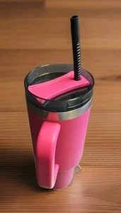 Vaso de acero inoxidable con aislamiento al vacío Ozark Trail de 40 oz con mango, rosa intenso - Imagen 1 de 8