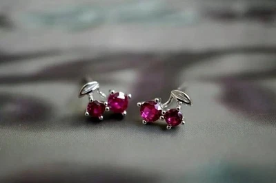 Aretes de cereza rubí rosa simulado corte redondo de 2 quilates enchapados en oro blanco de 14 k Foto 1 de 4