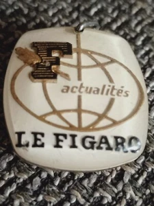 FIGARO LE PERIÓDICO FRANCIA LLAVERO METAL SIN CADENA 1966 RARE - Imagen 1 de 3