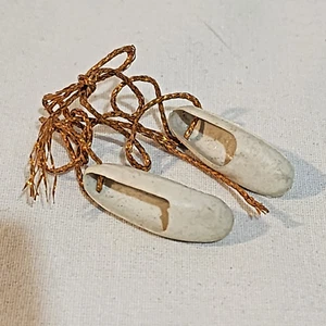 Barbie weiße Ballett Hausschuhe Spitze gold Bindeband Vintage Hongkong Markenlos - Bild 1 von 4