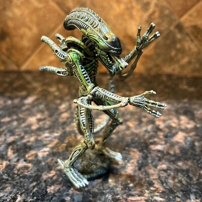 Hot Toys Snap Kits Aliens Xenomorph 3.75” Light Brown Tan Battle Damage Variant - Image 1 of 4