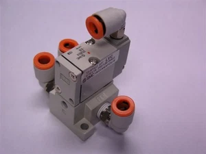 1 SMC SYJA514-01N Valvola aria montata su base 3 porte NC 1/8"NPT con connessioni rapide - Foto 1 di 2