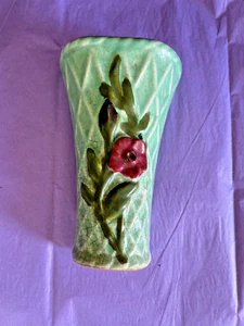 Vintage Morton Keramik Wand Taschenvase grün Diamantgewebe weinrot Blumen 7" - Bild 1 von 4