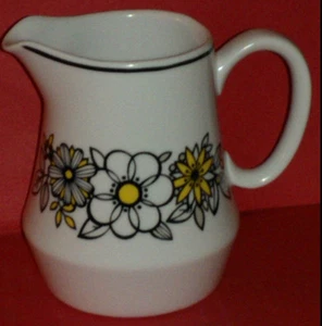 Noritake Tressa 9029 weiß schwarz gelb Blumen Mod Retro Milchkännchen mit Griff - sehr gut - Bild 1 von 5
