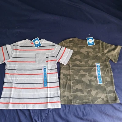 Camisetas infantis Circo cinza listradas e verde camufladas tamanho 4/5 novas com etiquetas - Imagem 1 de 4