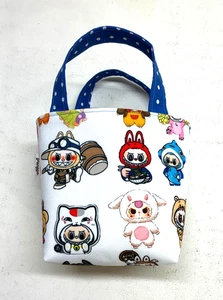 Mini Bolso de Mano/Bolso de Regalo Forrado de Tela Hecho a Mano Reutilizable Blanco Estampado de Monstruo Labubu - Imagen 1 de 6