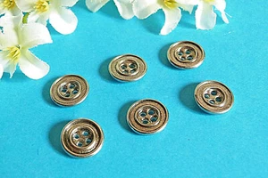 125C/ LES CLASSIQUES PETITS BOUTONS " MÉTAL" ARGENTÉ LOT 6 BOUTONS ÉP.1970/80 - Foto 1 di 3